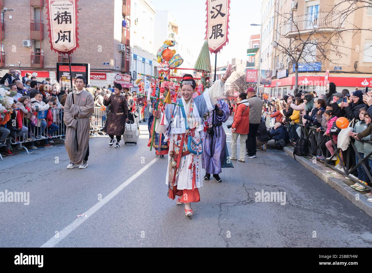 Plusieurs personnes pendant le nouvel an chinois de l'année du défilé Serpiente dans le quartier UserA, le 2 février 2025 à Madrid 2024 espagne Banque D'Images