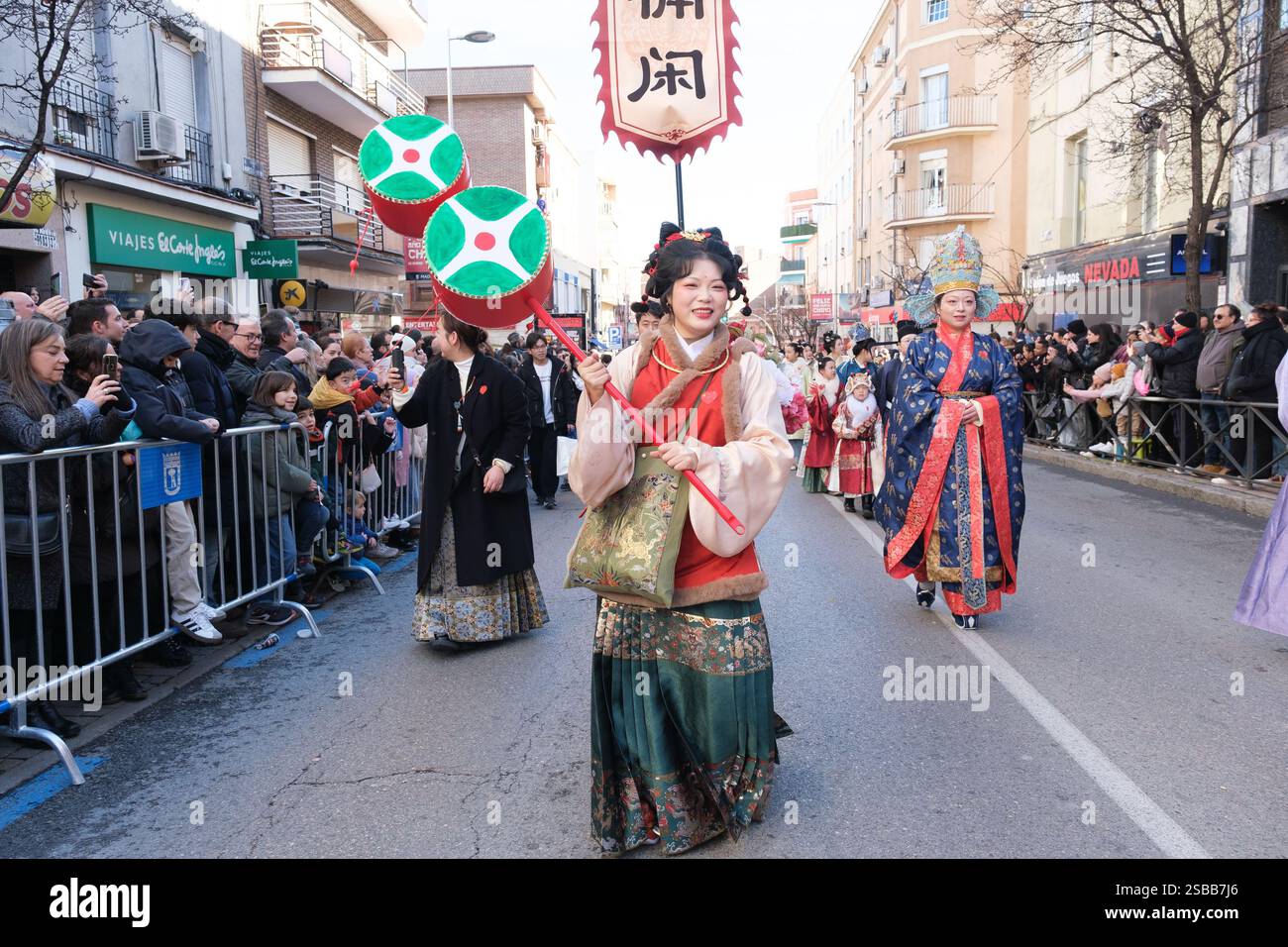 Plusieurs personnes pendant le nouvel an chinois de l'année du défilé Serpiente dans le quartier UserA, le 2 février 2025 à Madrid 2024 espagne Banque D'Images