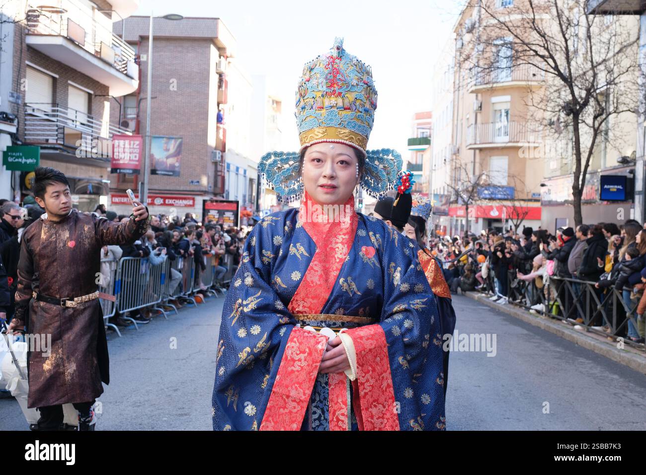Plusieurs personnes pendant le nouvel an chinois de l'année du défilé Serpiente dans le quartier UserA, le 2 février 2025 à Madrid 2024 espagne Banque D'Images