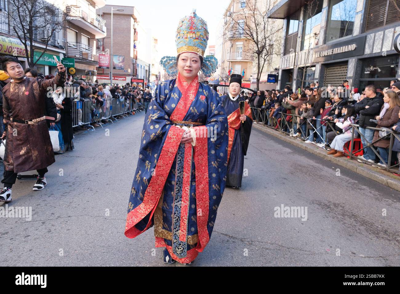 Plusieurs personnes pendant le nouvel an chinois de l'année du défilé Serpiente dans le quartier UserA, le 2 février 2025 à Madrid 2024 espagne Banque D'Images