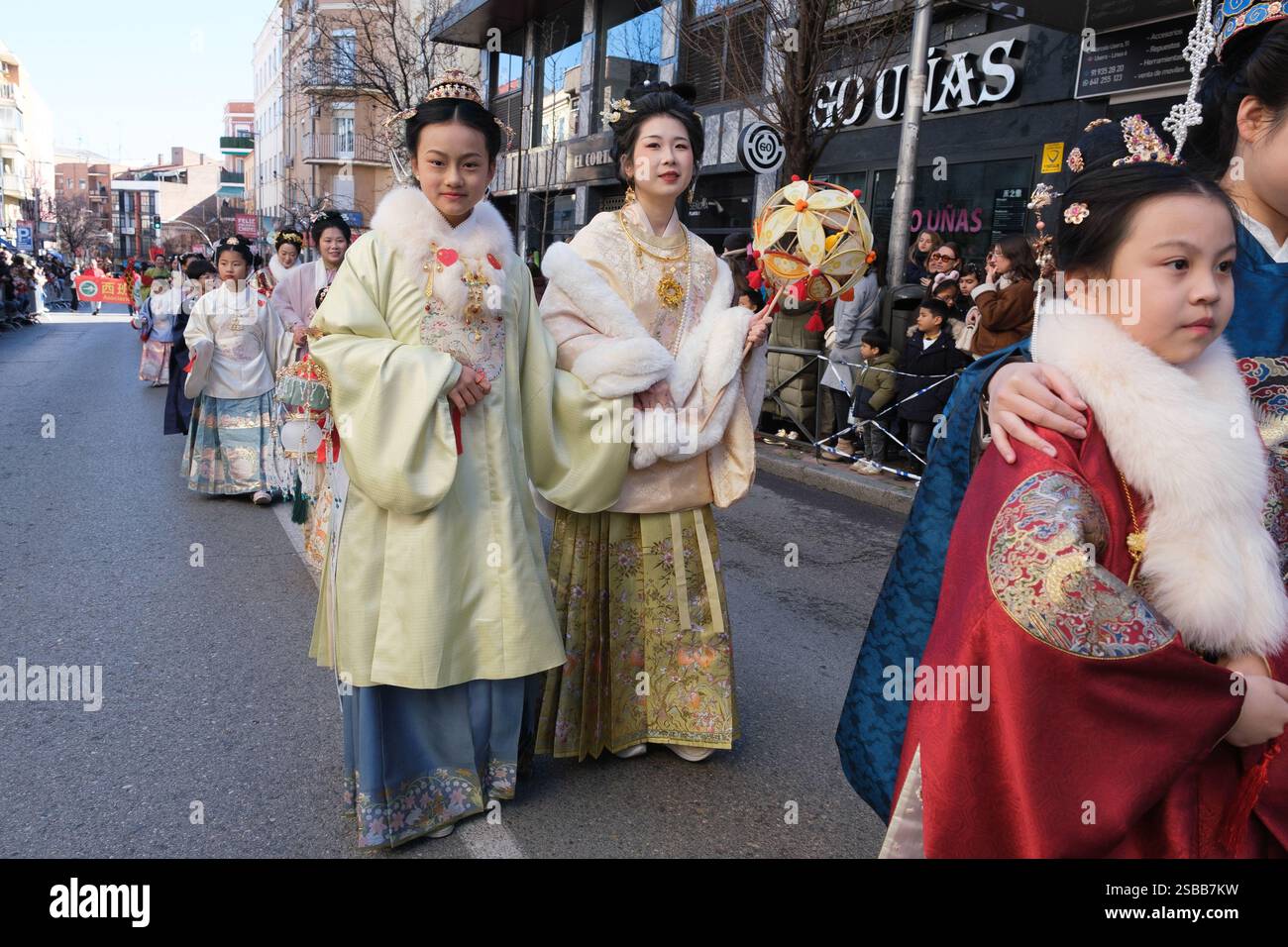 Plusieurs personnes pendant le nouvel an chinois de l'année du défilé Serpiente dans le quartier UserA, le 2 février 2025 à Madrid 2024 espagne Banque D'Images