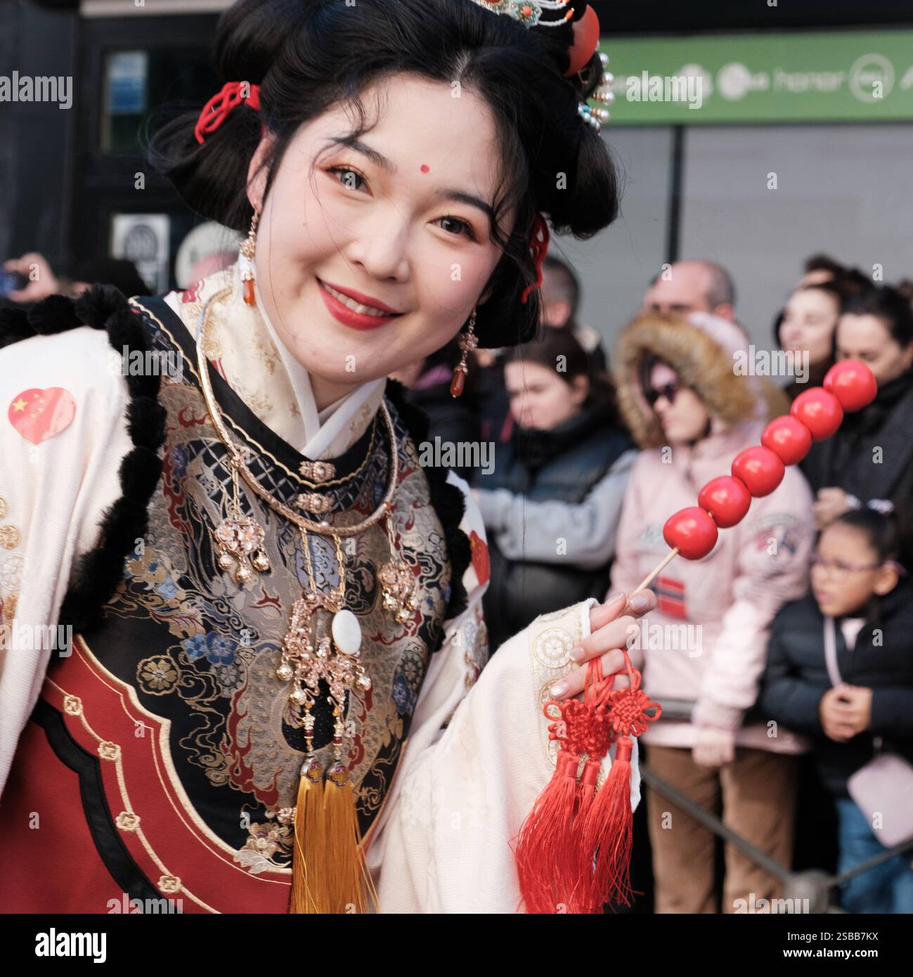 Plusieurs personnes pendant le nouvel an chinois de l'année du défilé Serpiente dans le quartier UserA, le 2 février 2025 à Madrid 2024 espagne Banque D'Images
