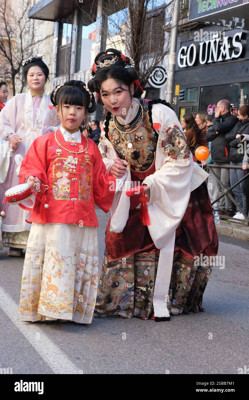 Plusieurs personnes pendant le nouvel an chinois de l'année du défilé Serpiente dans le quartier UserA, le 2 février 2025 à Madrid 2024 espagne Banque D'Images