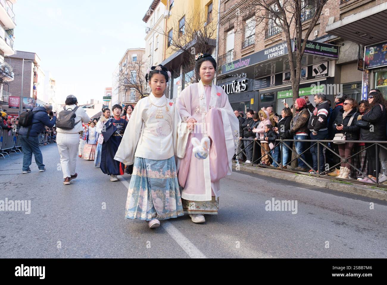 Plusieurs personnes pendant le nouvel an chinois de l'année du défilé Serpiente dans le quartier UserA, le 2 février 2025 à Madrid 2024 espagne Banque D'Images