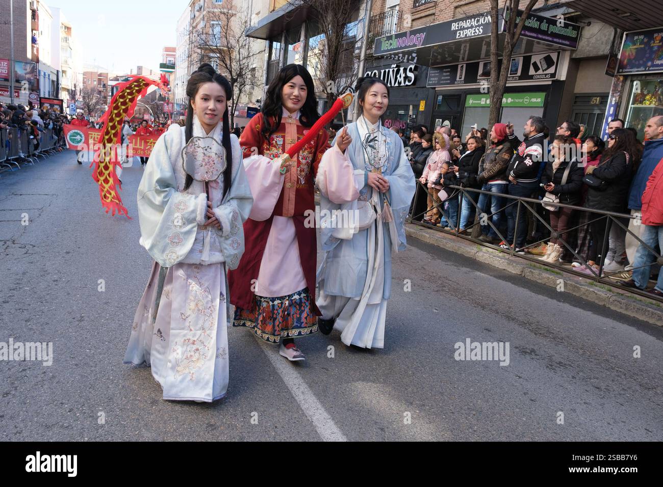 Plusieurs personnes pendant le nouvel an chinois de l'année du défilé Serpiente dans le quartier UserA, le 2 février 2025 à Madrid 2024 espagne Banque D'Images