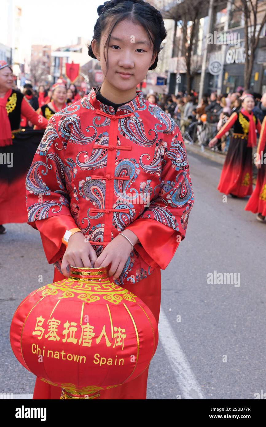 Plusieurs personnes pendant le nouvel an chinois de l'année du défilé Serpiente dans le quartier UserA, le 2 février 2025 à Madrid 2024 espagne Banque D'Images