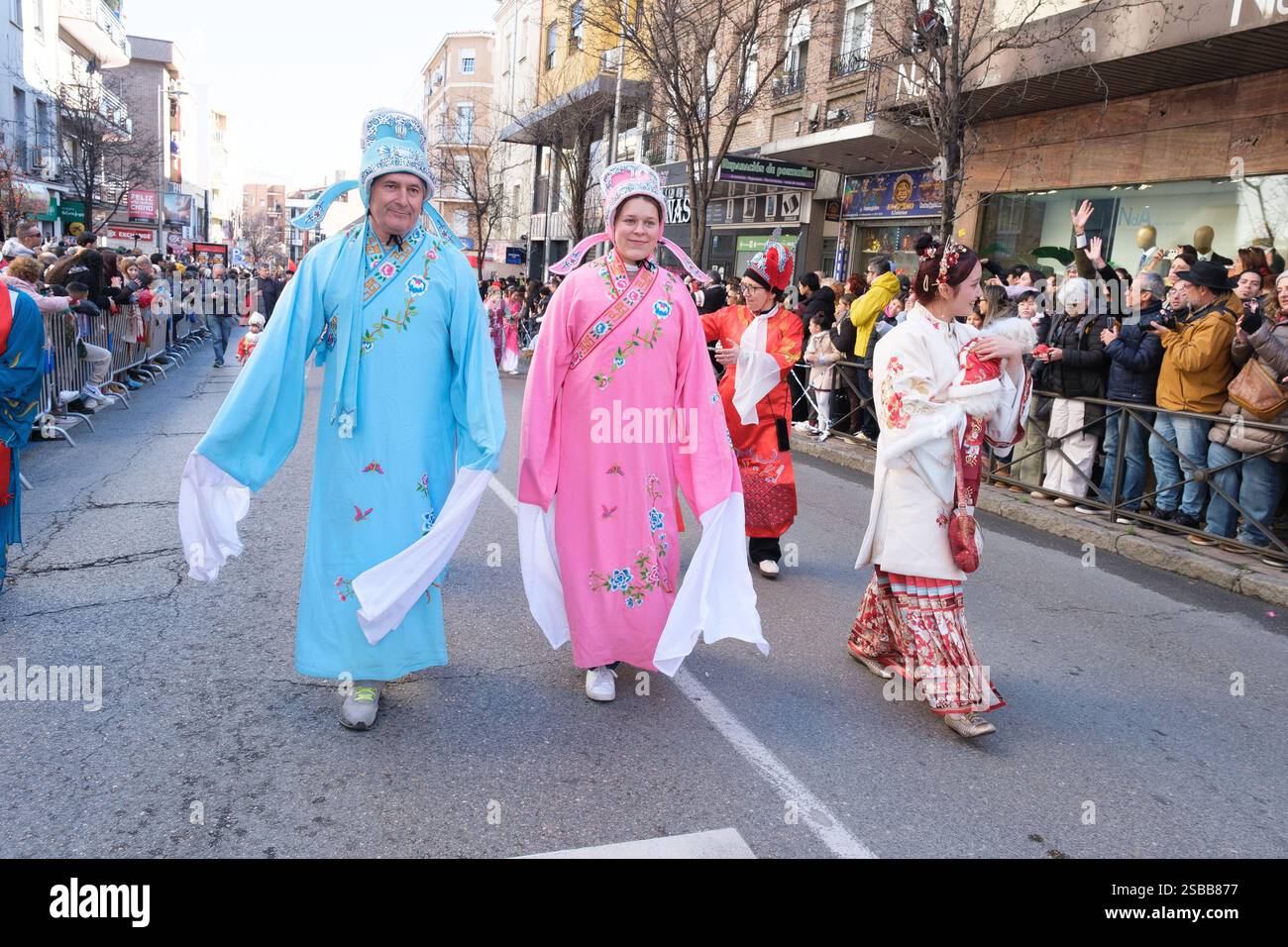 Plusieurs personnes pendant le nouvel an chinois de l'année du défilé Serpiente dans le quartier UserA, le 2 février 2025 à Madrid 2024 espagne Banque D'Images