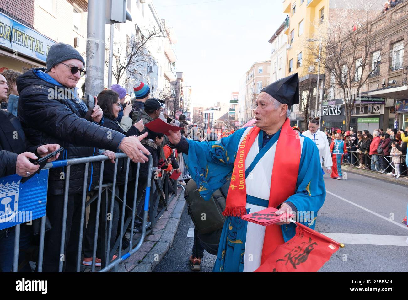 Plusieurs personnes pendant le nouvel an chinois de l'année du défilé Serpiente dans le quartier UserA, le 2 février 2025 à Madrid 2024 espagne Banque D'Images
