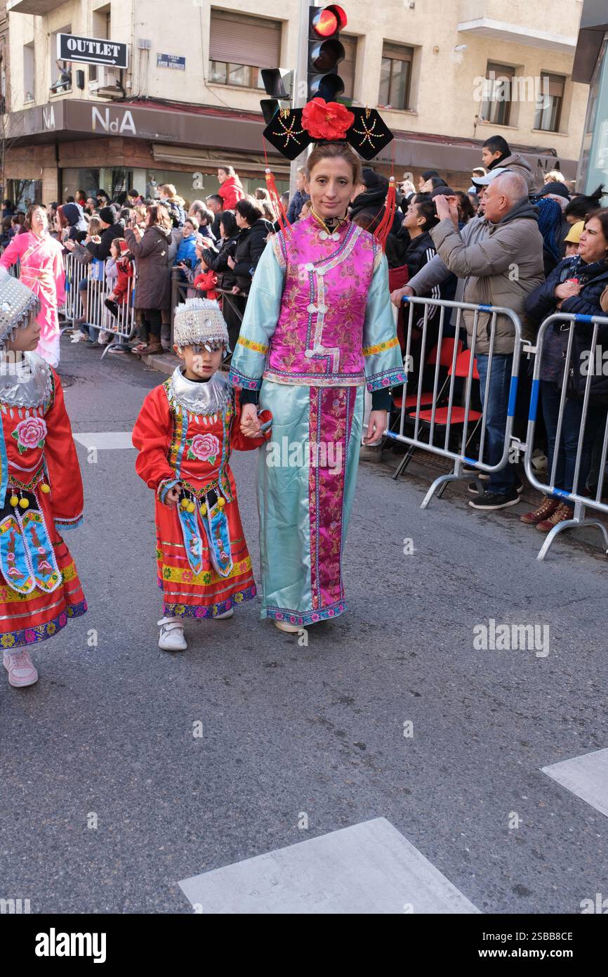 Plusieurs personnes pendant le nouvel an chinois de l'année du défilé Serpiente dans le quartier UserA, le 2 février 2025 à Madrid 2024 espagne Banque D'Images