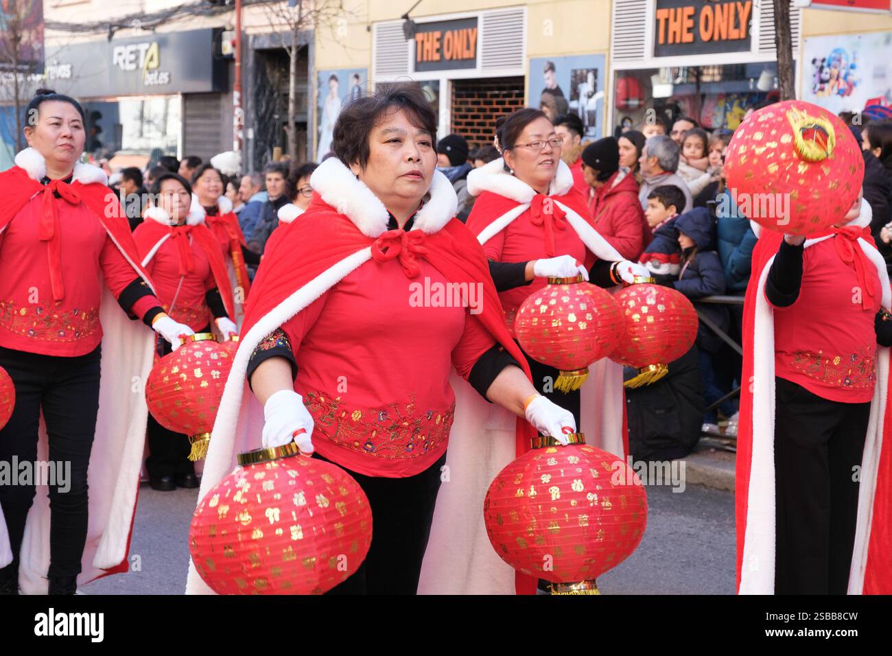 Plusieurs personnes pendant le nouvel an chinois de l'année du défilé Serpiente dans le quartier UserA, le 2 février 2025 à Madrid 2024 espagne Banque D'Images