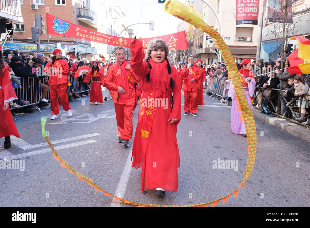 Plusieurs personnes pendant le nouvel an chinois de l'année du défilé Serpiente dans le quartier UserA, le 2 février 2025 à Madrid 2024 espagne Banque D'Images
