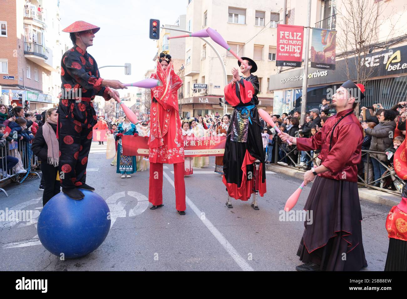 Plusieurs personnes pendant le nouvel an chinois de l'année du défilé Serpiente dans le quartier UserA, le 2 février 2025 à Madrid 2024 espagne Banque D'Images