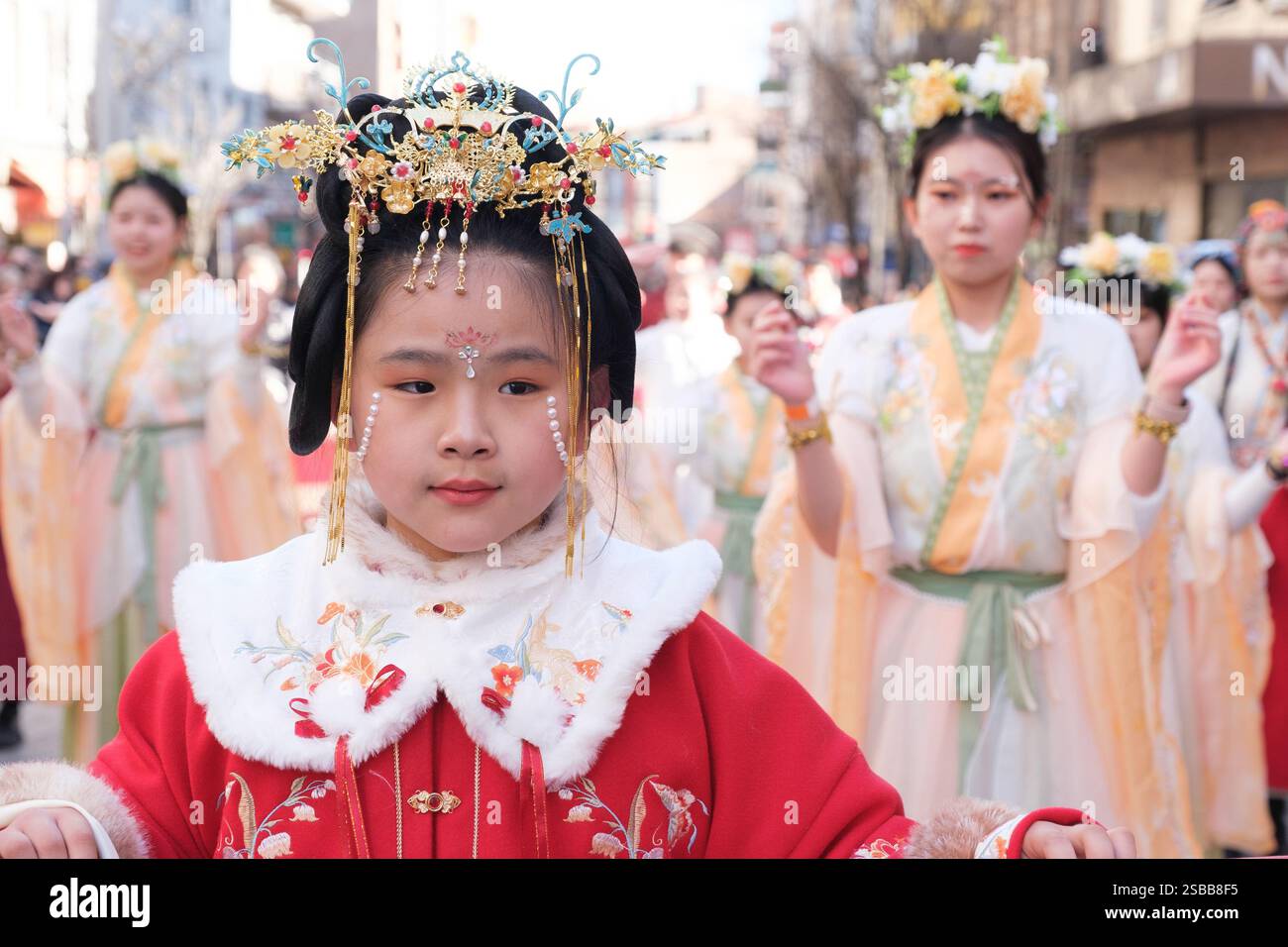 Plusieurs personnes pendant le nouvel an chinois de l'année du défilé Serpiente dans le quartier UserA, le 2 février 2025 à Madrid 2024 espagne Banque D'Images