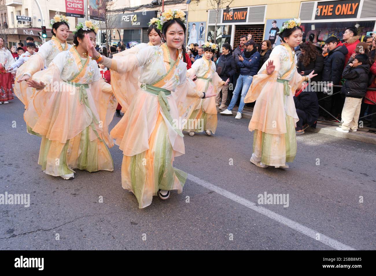 Plusieurs personnes pendant le nouvel an chinois de l'année du défilé Serpiente dans le quartier UserA, le 2 février 2025 à Madrid 2024 espagne Banque D'Images