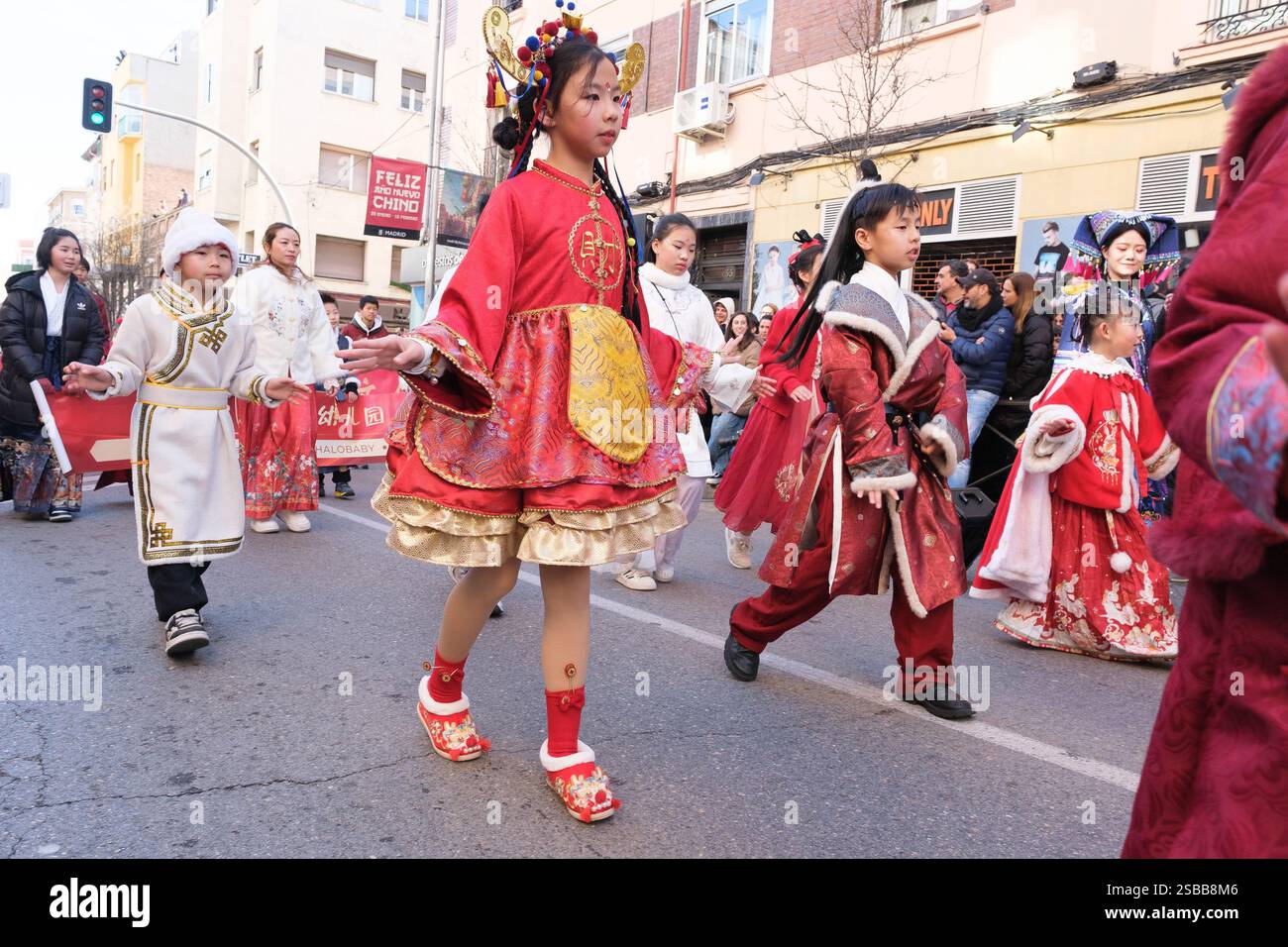 Plusieurs personnes pendant le nouvel an chinois de l'année du défilé Serpiente dans le quartier UserA, le 2 février 2025 à Madrid 2024 espagne Banque D'Images