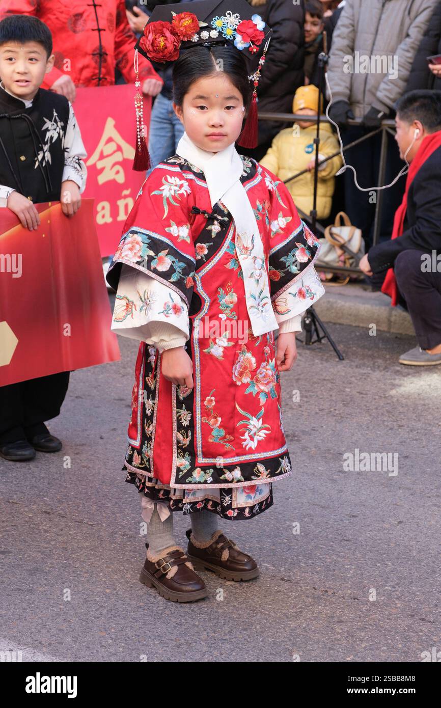 Plusieurs personnes pendant le nouvel an chinois de l'année du défilé Serpiente dans le quartier UserA, le 2 février 2025 à Madrid 2024 espagne Banque D'Images