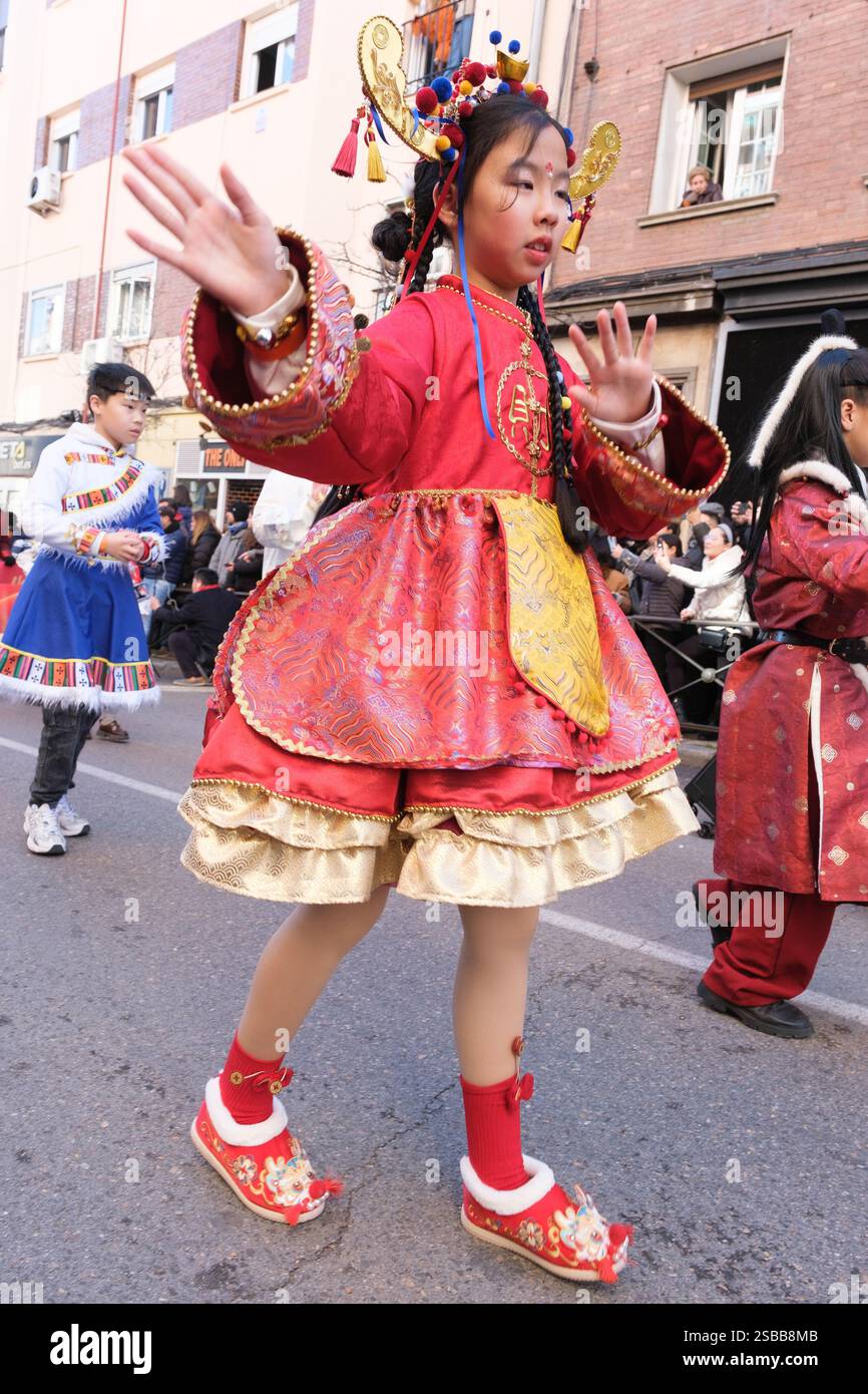 Plusieurs personnes pendant le nouvel an chinois de l'année du défilé Serpiente dans le quartier UserA, le 2 février 2025 à Madrid 2024 espagne Banque D'Images