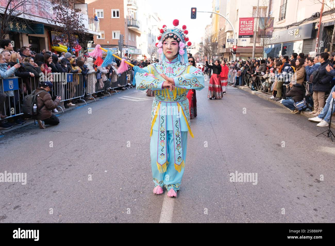Plusieurs personnes pendant le nouvel an chinois de l'année du défilé Serpiente dans le quartier UserA, le 2 février 2025 à Madrid 2024 espagne Banque D'Images