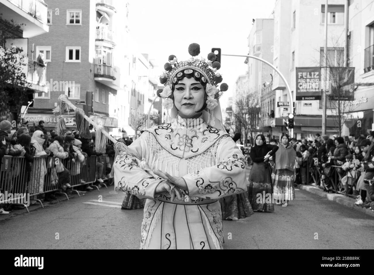 Plusieurs personnes pendant le nouvel an chinois de l'année du défilé Serpiente dans le quartier UserA, le 2 février 2025 à Madrid 2024 espagne Banque D'Images