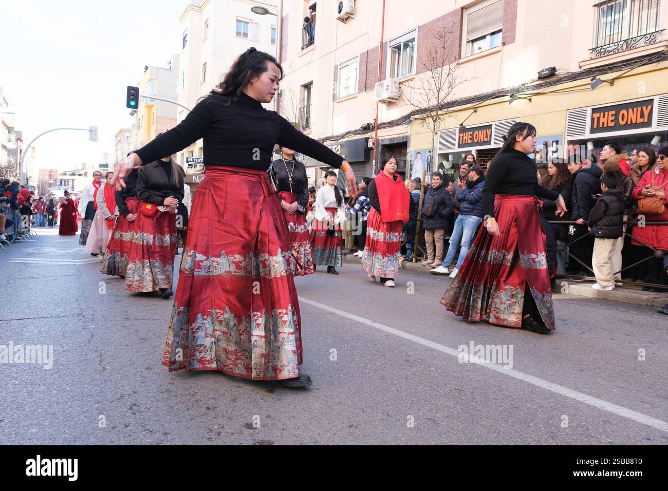Plusieurs personnes pendant le nouvel an chinois de l'année du défilé Serpiente dans le quartier UserA, le 2 février 2025 à Madrid 2024 espagne Banque D'Images