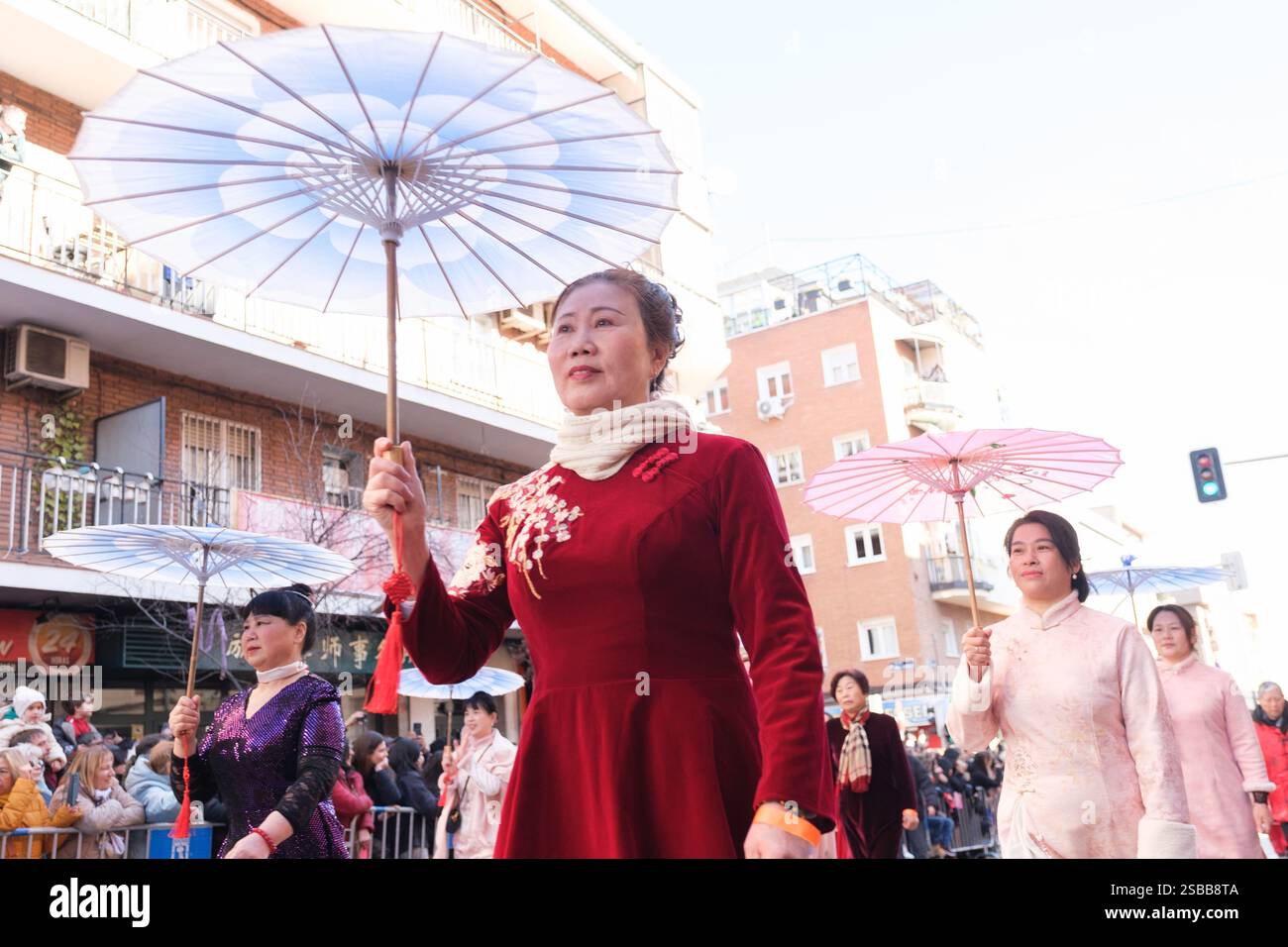 Plusieurs personnes pendant le nouvel an chinois de l'année du défilé Serpiente dans le quartier UserA, le 2 février 2025 à Madrid 2024 espagne Banque D'Images