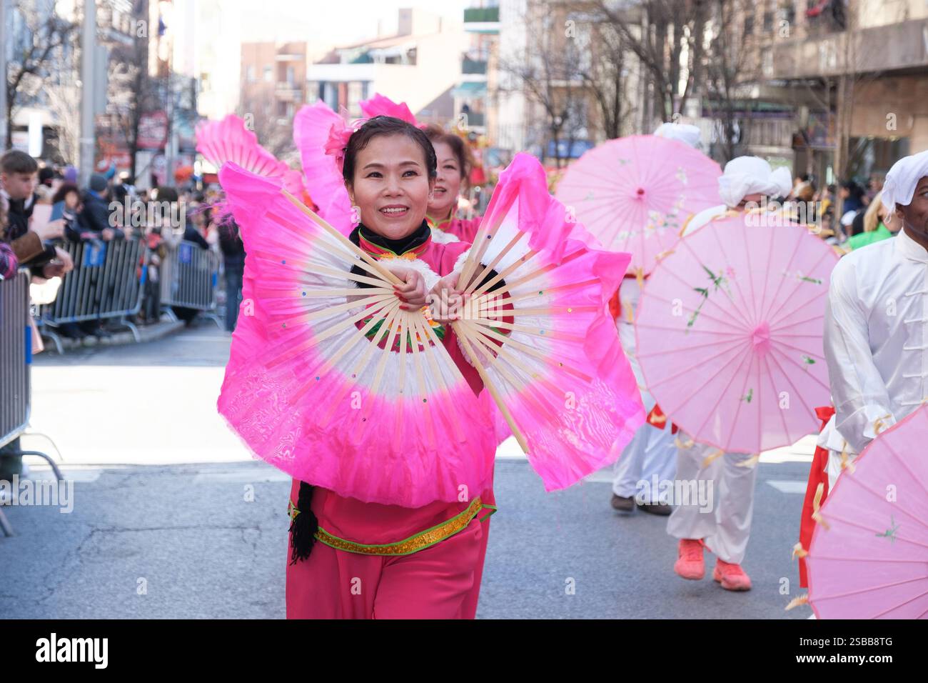 Plusieurs personnes pendant le nouvel an chinois de l'année du défilé Serpiente dans le quartier UserA, le 2 février 2025 à Madrid 2024 espagne Banque D'Images