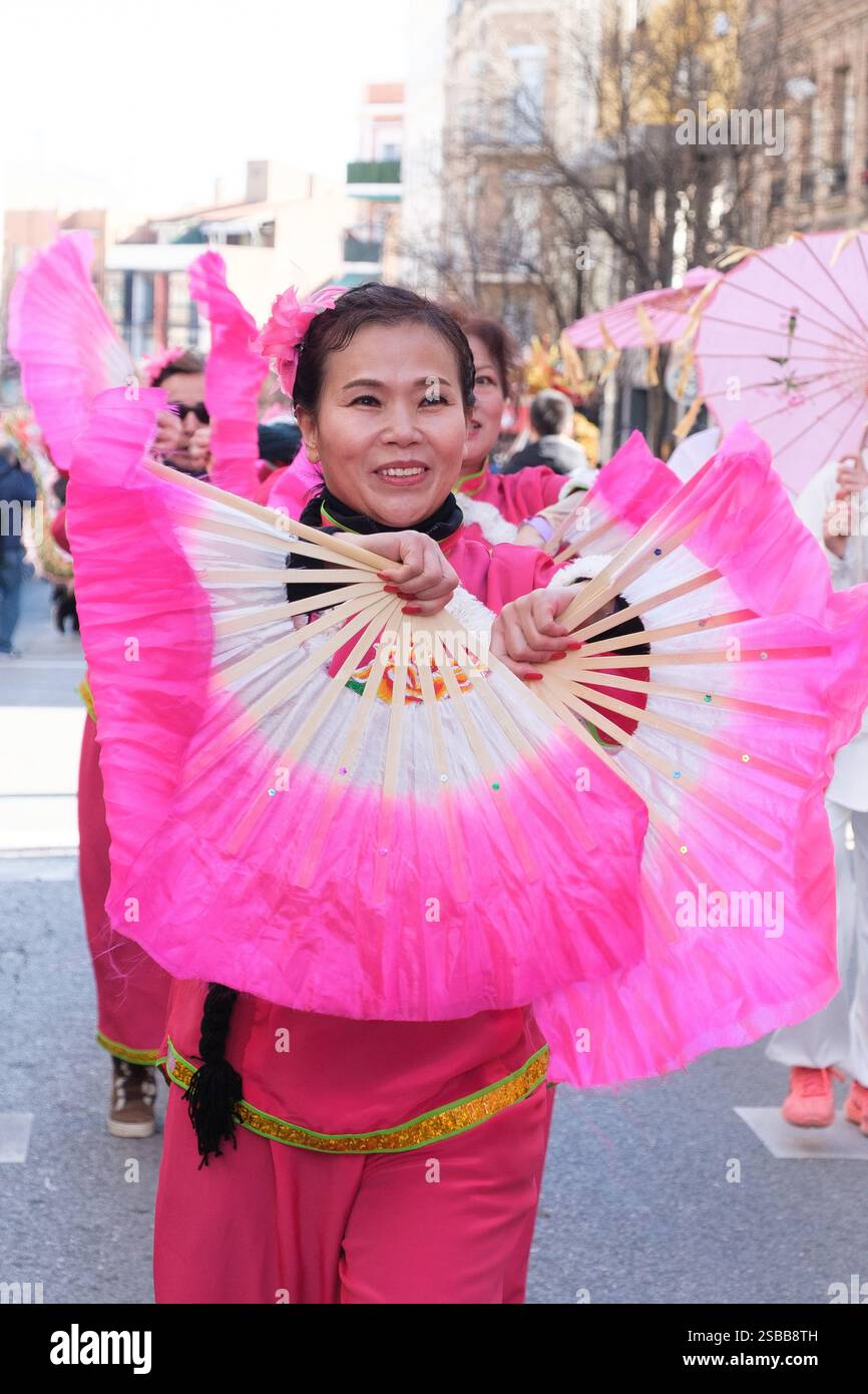 Plusieurs personnes pendant le nouvel an chinois de l'année du défilé Serpiente dans le quartier UserA, le 2 février 2025 à Madrid 2024 espagne Banque D'Images
