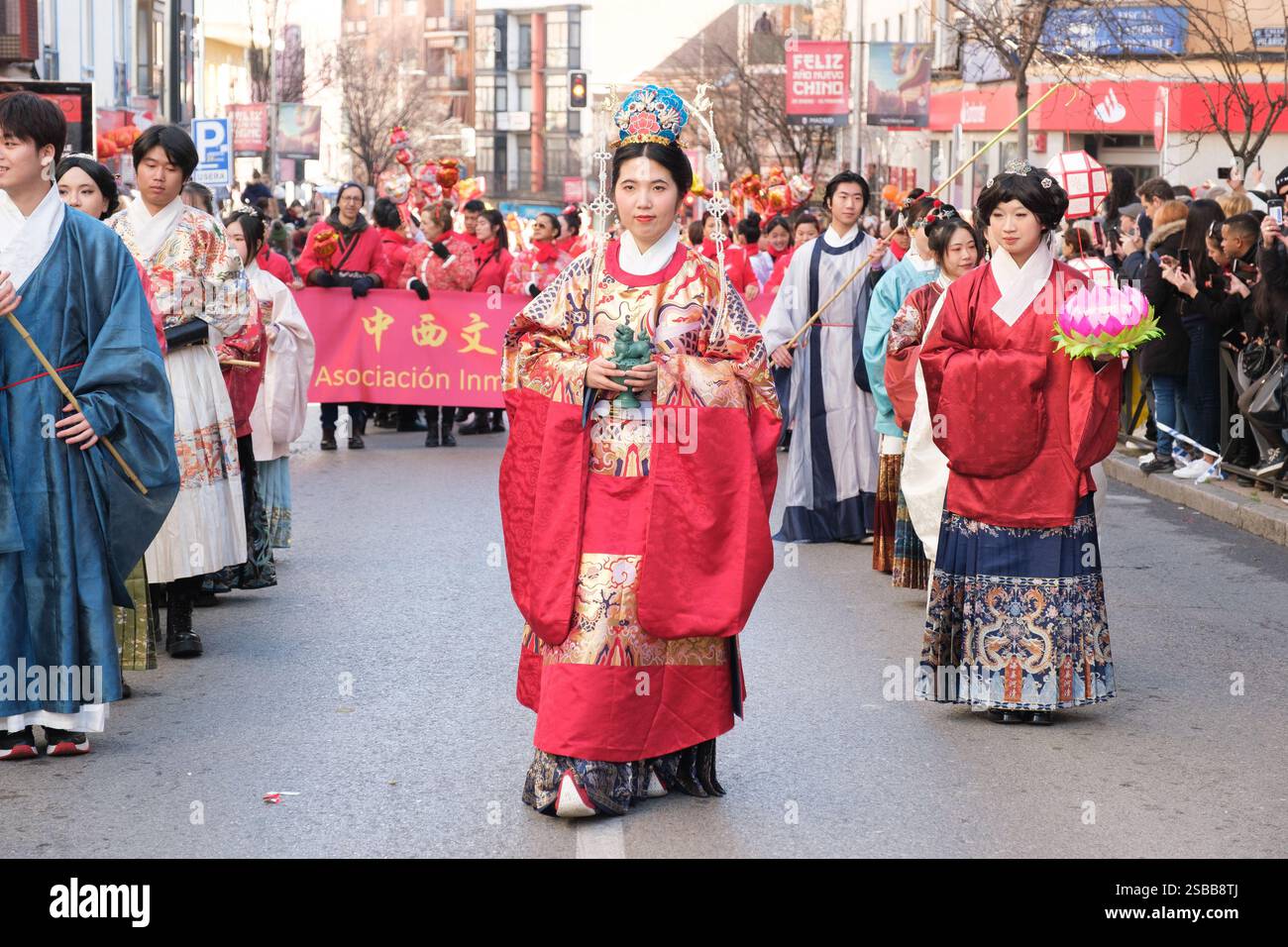 Plusieurs personnes pendant le nouvel an chinois de l'année du défilé Serpiente dans le quartier UserA, le 2 février 2025 à Madrid 2024 espagne Banque D'Images