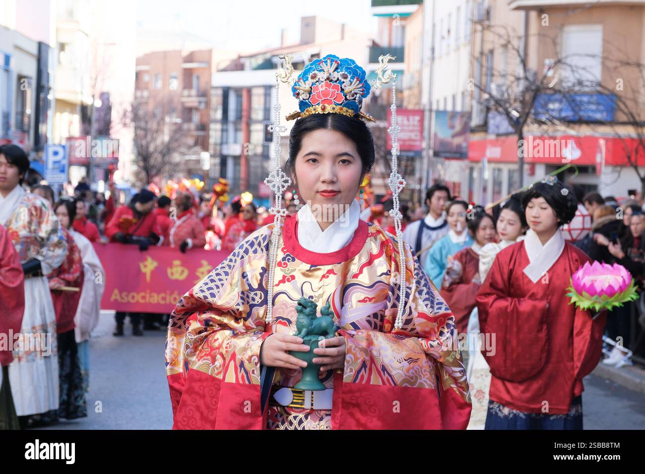 Plusieurs personnes pendant le nouvel an chinois de l'année du défilé Serpiente dans le quartier UserA, le 2 février 2025 à Madrid 2024 espagne Banque D'Images