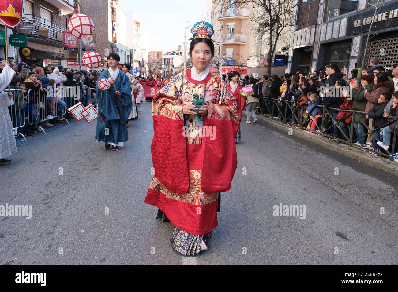 Plusieurs personnes pendant le nouvel an chinois de l'année du défilé Serpiente dans le quartier UserA, le 2 février 2025 à Madrid 2024 espagne Banque D'Images