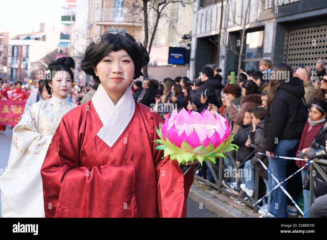 Plusieurs personnes pendant le nouvel an chinois de l'année du défilé Serpiente dans le quartier UserA, le 2 février 2025 à Madrid 2024 espagne Banque D'Images