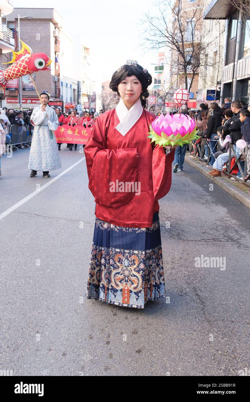 Plusieurs personnes pendant le nouvel an chinois de l'année du défilé Serpiente dans le quartier UserA, le 2 février 2025 à Madrid 2024 espagne Banque D'Images