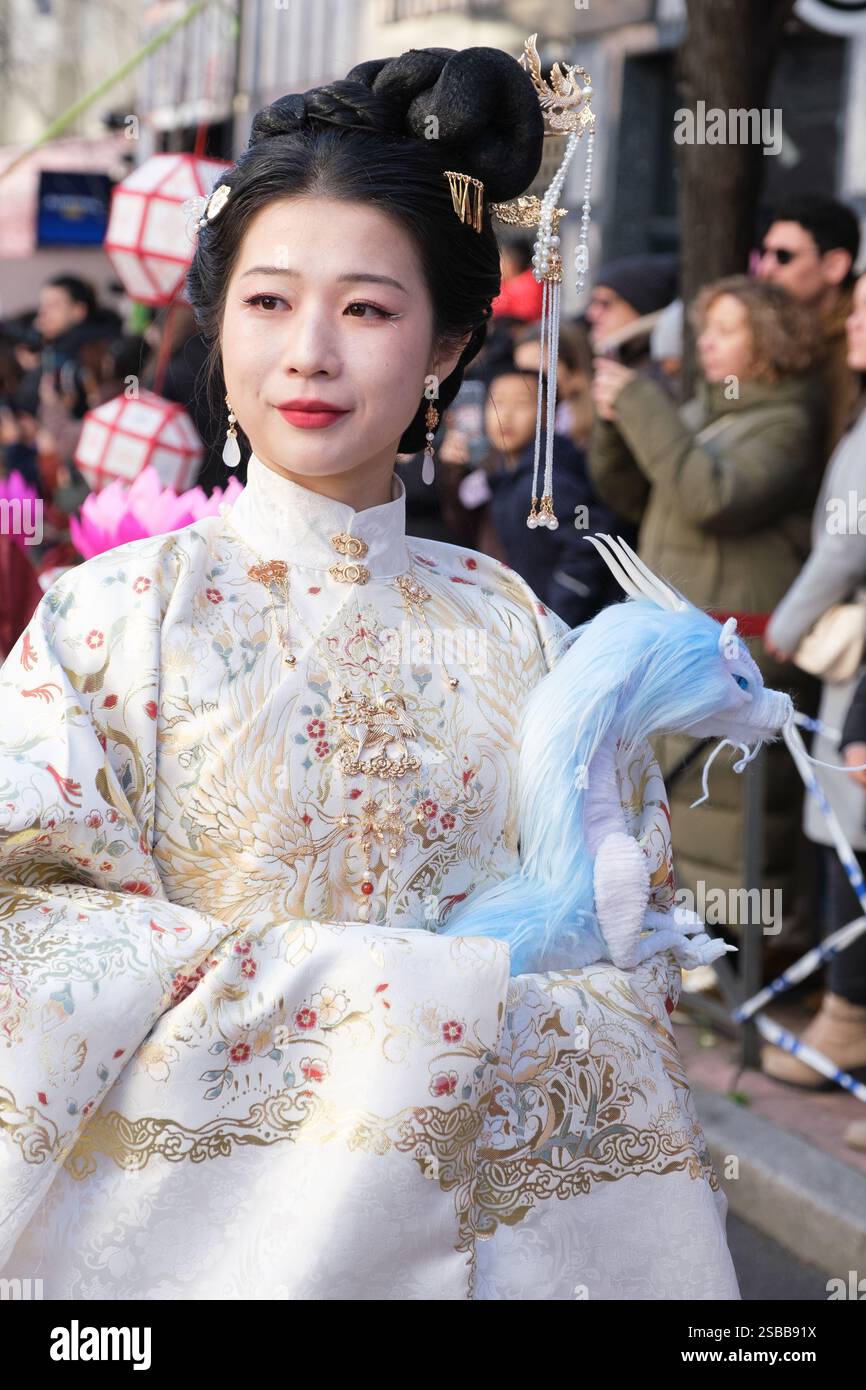 Plusieurs personnes pendant le nouvel an chinois de l'année du défilé Serpiente dans le quartier UserA, le 2 février 2025 à Madrid 2024 espagne Banque D'Images