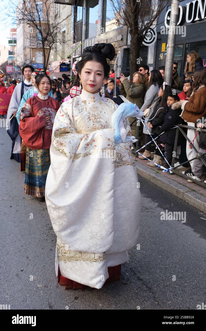 Plusieurs personnes pendant le nouvel an chinois de l'année du défilé Serpiente dans le quartier UserA, le 2 février 2025 à Madrid 2024 espagne Banque D'Images