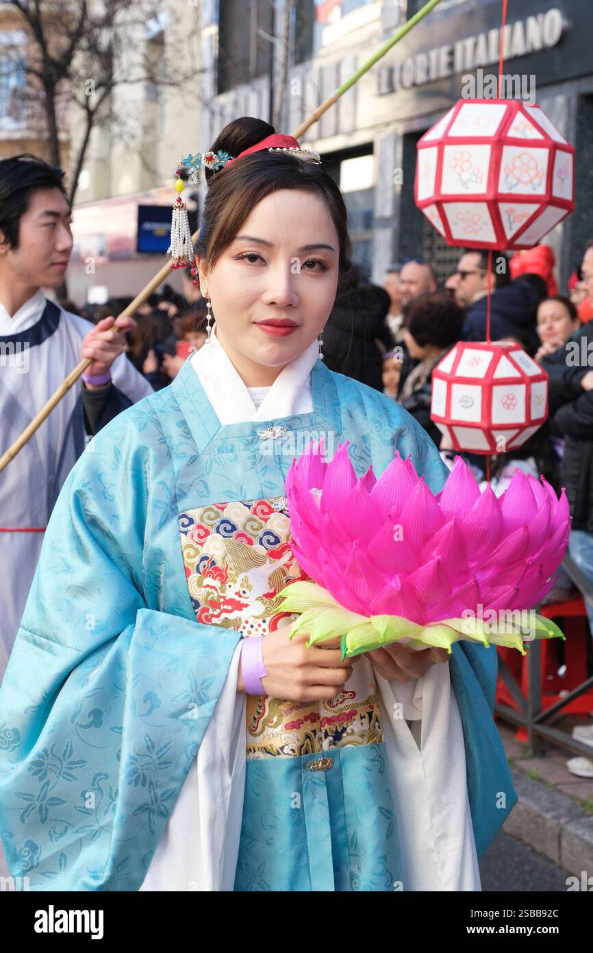 Plusieurs personnes pendant le nouvel an chinois de l'année du défilé Serpiente dans le quartier UserA, le 2 février 2025 à Madrid 2024 espagne Banque D'Images