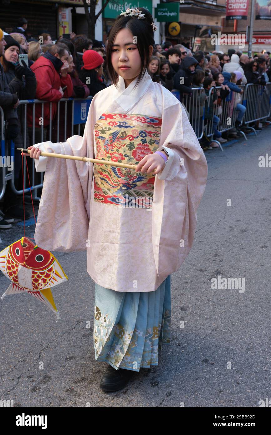 Plusieurs personnes pendant le nouvel an chinois de l'année du défilé Serpiente dans le quartier UserA, le 2 février 2025 à Madrid 2024 espagne Banque D'Images