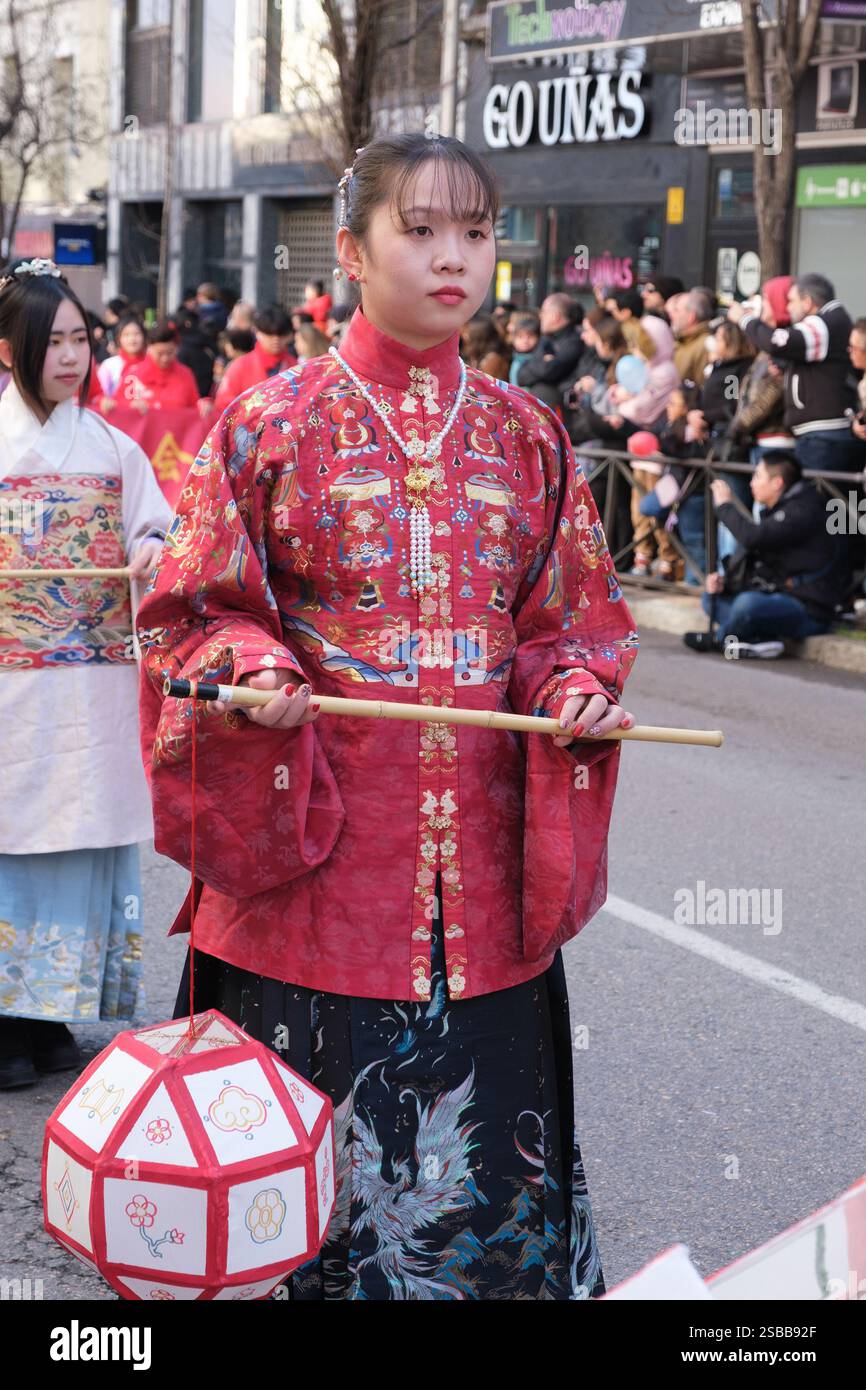 Plusieurs personnes pendant le nouvel an chinois de l'année du défilé Serpiente dans le quartier UserA, le 2 février 2025 à Madrid 2024 espagne Banque D'Images
