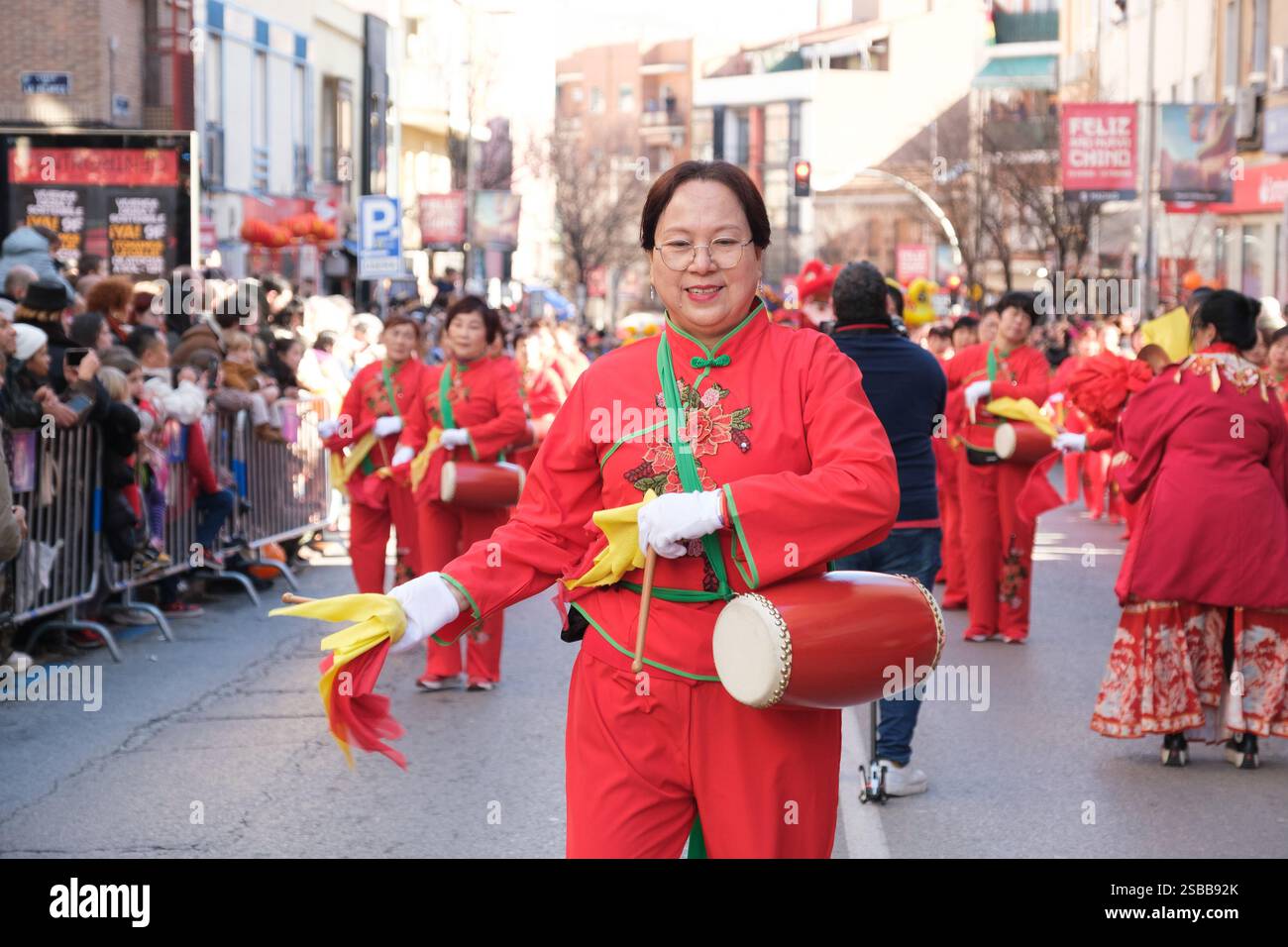 Plusieurs personnes pendant le nouvel an chinois de l'année du défilé Serpiente dans le quartier UserA, le 2 février 2025 à Madrid 2024 espagne Banque D'Images
