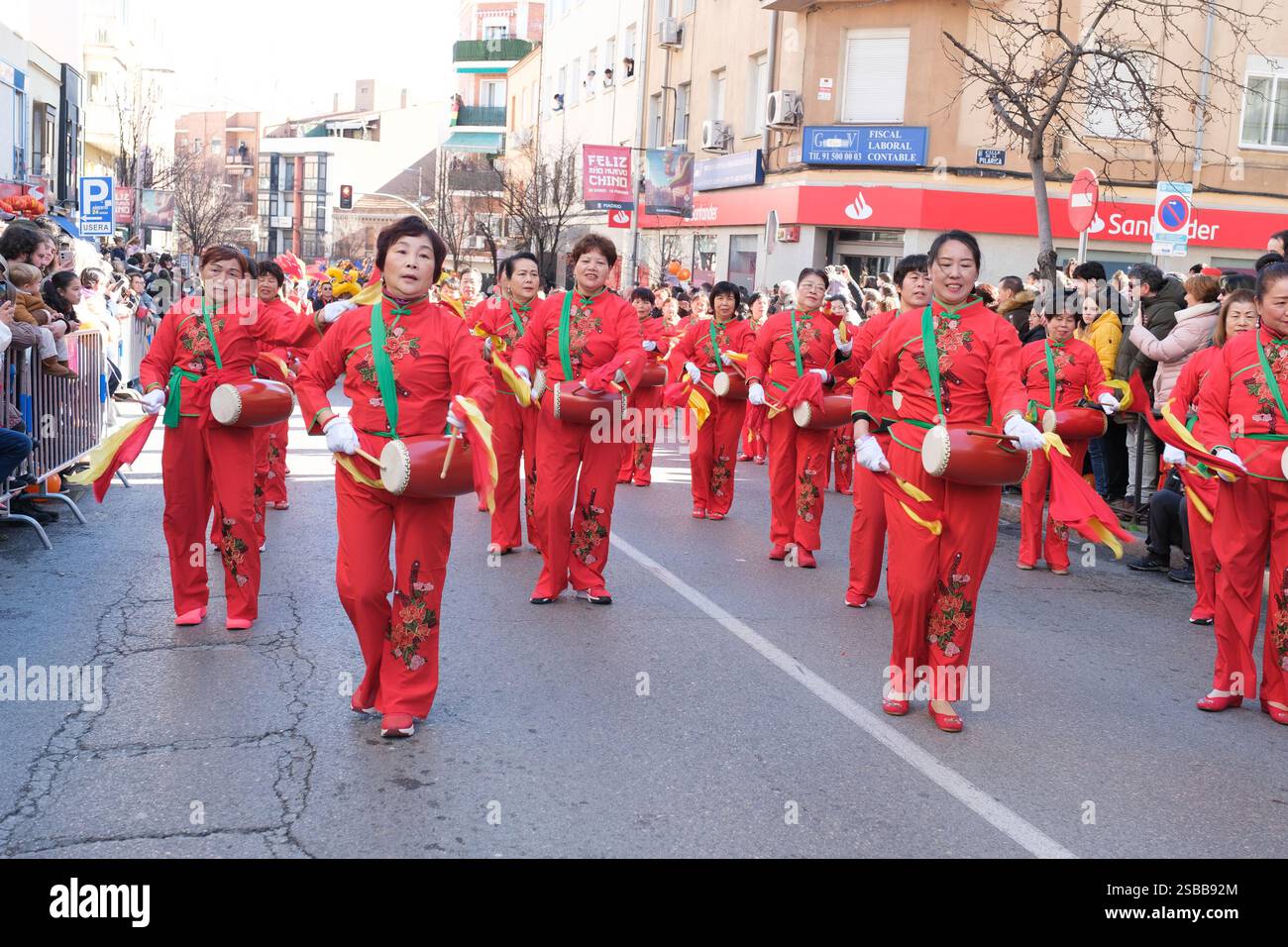 Plusieurs personnes pendant le nouvel an chinois de l'année du défilé Serpiente dans le quartier UserA, le 2 février 2025 à Madrid 2024 espagne Banque D'Images