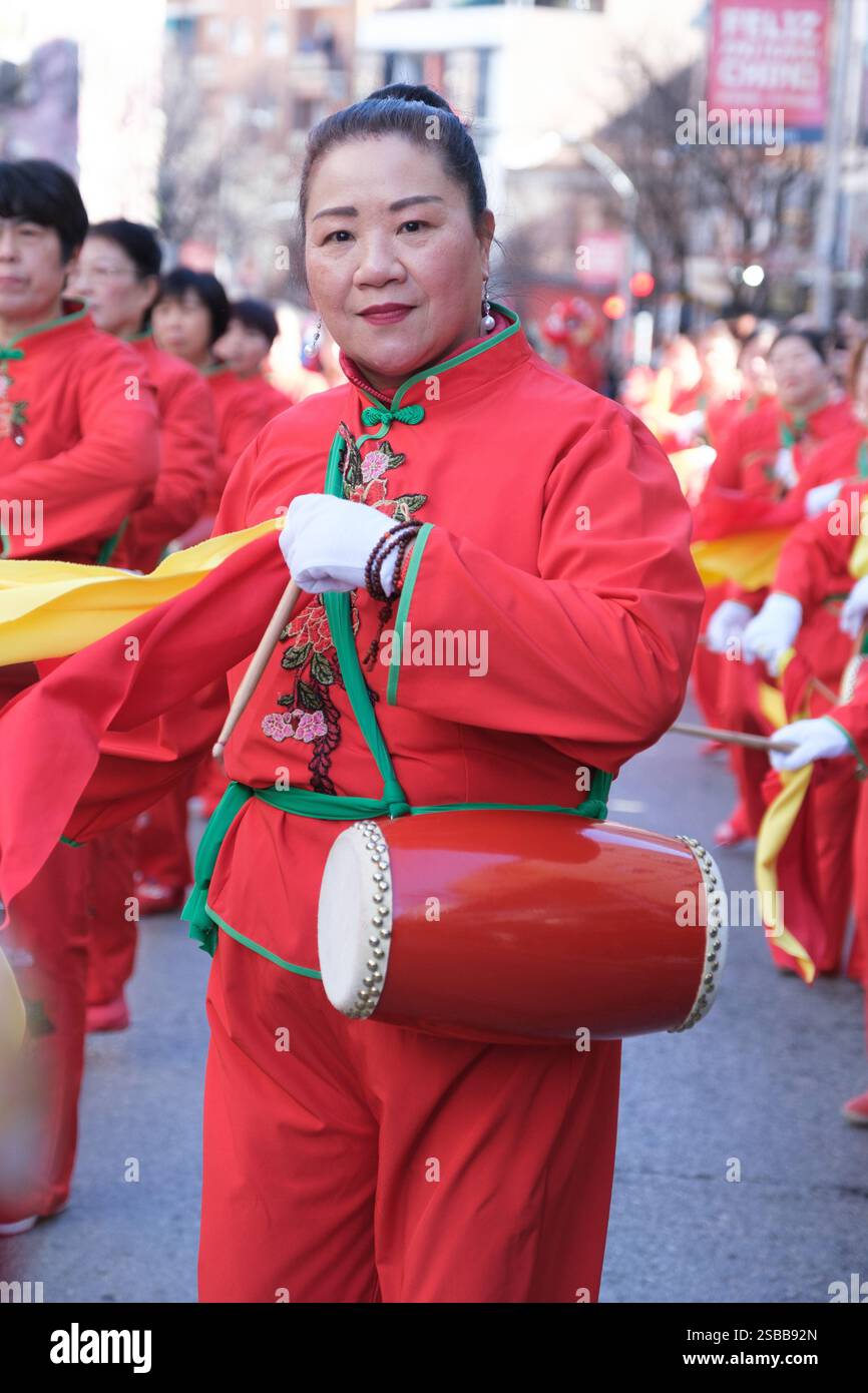 Plusieurs personnes pendant le nouvel an chinois de l'année du défilé Serpiente dans le quartier UserA, le 2 février 2025 à Madrid 2024 espagne Banque D'Images