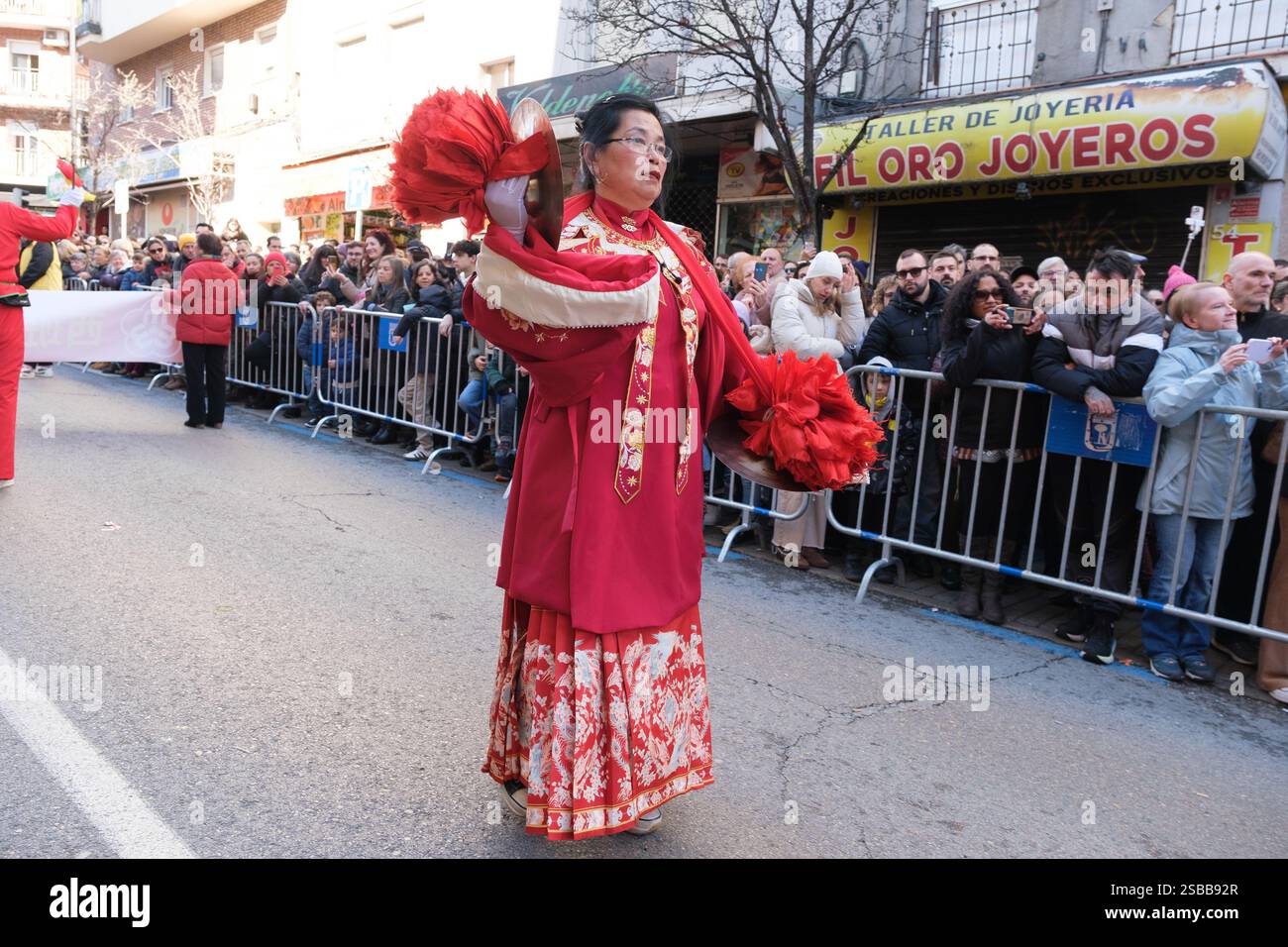 Plusieurs personnes pendant le nouvel an chinois de l'année du défilé Serpiente dans le quartier UserA, le 2 février 2025 à Madrid 2024 espagne Banque D'Images