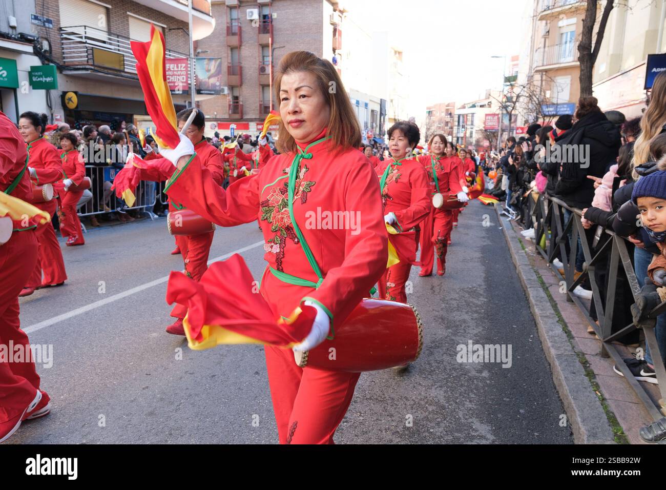 Plusieurs personnes pendant le nouvel an chinois de l'année du défilé Serpiente dans le quartier UserA, le 2 février 2025 à Madrid 2024 espagne Banque D'Images