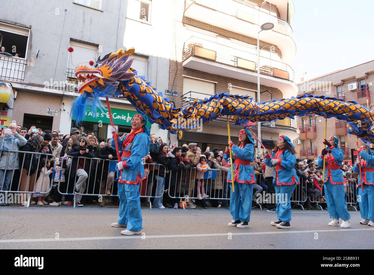 Plusieurs personnes pendant le nouvel an chinois de l'année du défilé Serpiente dans le quartier UserA, le 2 février 2025 à Madrid 2024 espagne Banque D'Images