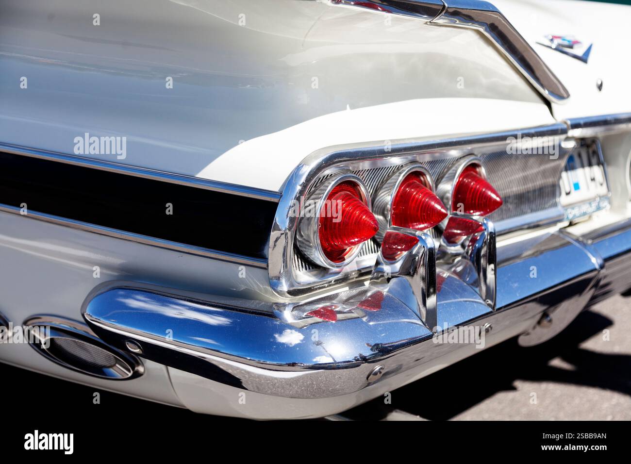 Une vue détaillée des feux arrière de voiture classique et des détails de garniture chromés. Banque D'Images