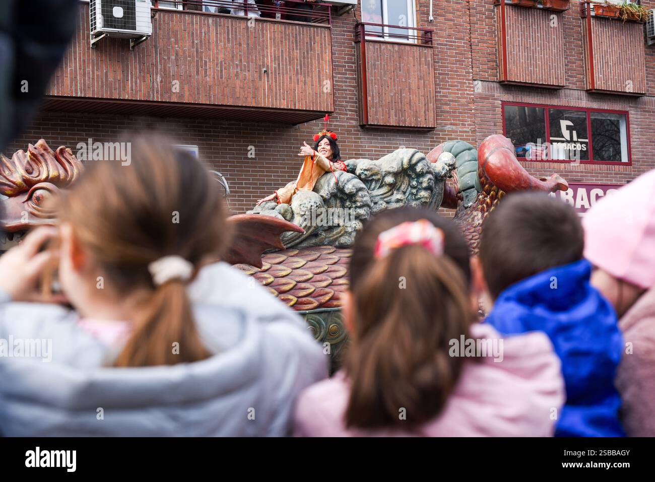 Madrid, Espagne. 2 février 2025. Le défilé du nouvel an chinois est la principale célébration de la fête colorée de la communauté chinoise dans le quartier UserA, le Chinatown de Madrid. Artistes chinois, danseurs et femmes vêtus de vêtements traditionnels et pour célébrer l'année du serpent. Un gros serpent est amené et animé par des danseurs de l’autre côté de la rue. Les Chinois montrent leur attitude enthousiaste et positive parmi une foule énorme de résidents et de touristes. Crédit : Roberto Arosio/Alamy Live News Banque D'Images
