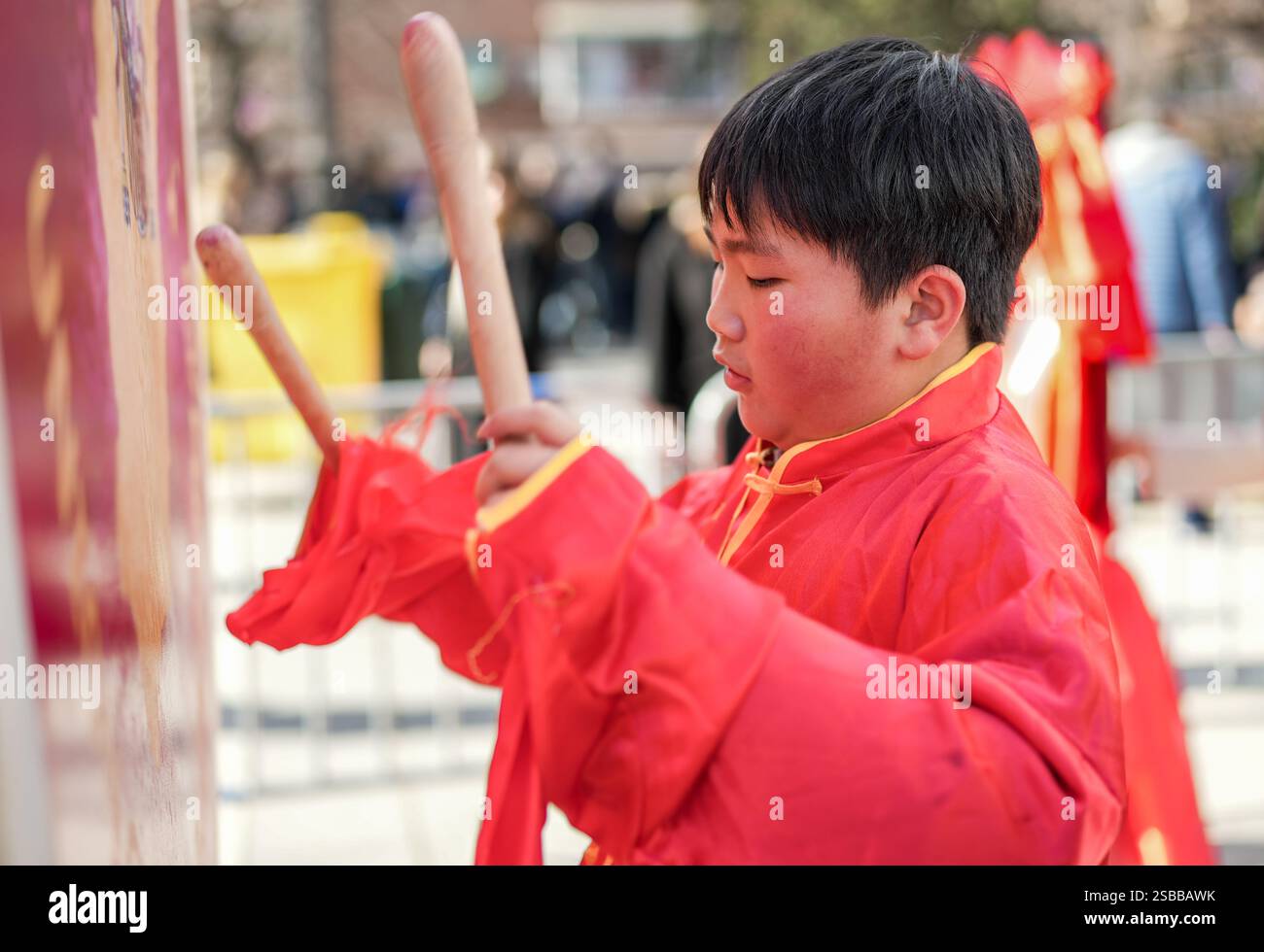 Madrid, Espagne. 2 février 2025. Le défilé du nouvel an chinois est la principale célébration de la fête colorée de la communauté chinoise dans le quartier UserA, le Chinatown de Madrid. Artistes chinois, danseurs et femmes vêtus de vêtements traditionnels et pour célébrer l'année du serpent. Un gros serpent est amené et animé par des danseurs de l’autre côté de la rue. Les Chinois montrent leur attitude enthousiaste et positive parmi une foule énorme de résidents et de touristes. Crédit : Roberto Arosio/Alamy Live News Banque D'Images