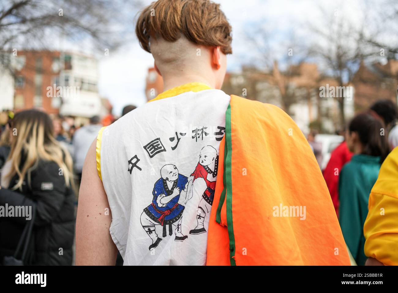 Madrid, Espagne. 2 février 2025. Le défilé du nouvel an chinois est la principale célébration de la fête colorée de la communauté chinoise dans le quartier UserA, le Chinatown de Madrid. Artistes chinois, danseurs et femmes vêtus de vêtements traditionnels et pour célébrer l'année du serpent. Un gros serpent est amené et animé par des danseurs de l’autre côté de la rue. Les Chinois montrent leur attitude enthousiaste et positive parmi une foule énorme de résidents et de touristes. Crédit : Roberto Arosio/Alamy Live News Banque D'Images