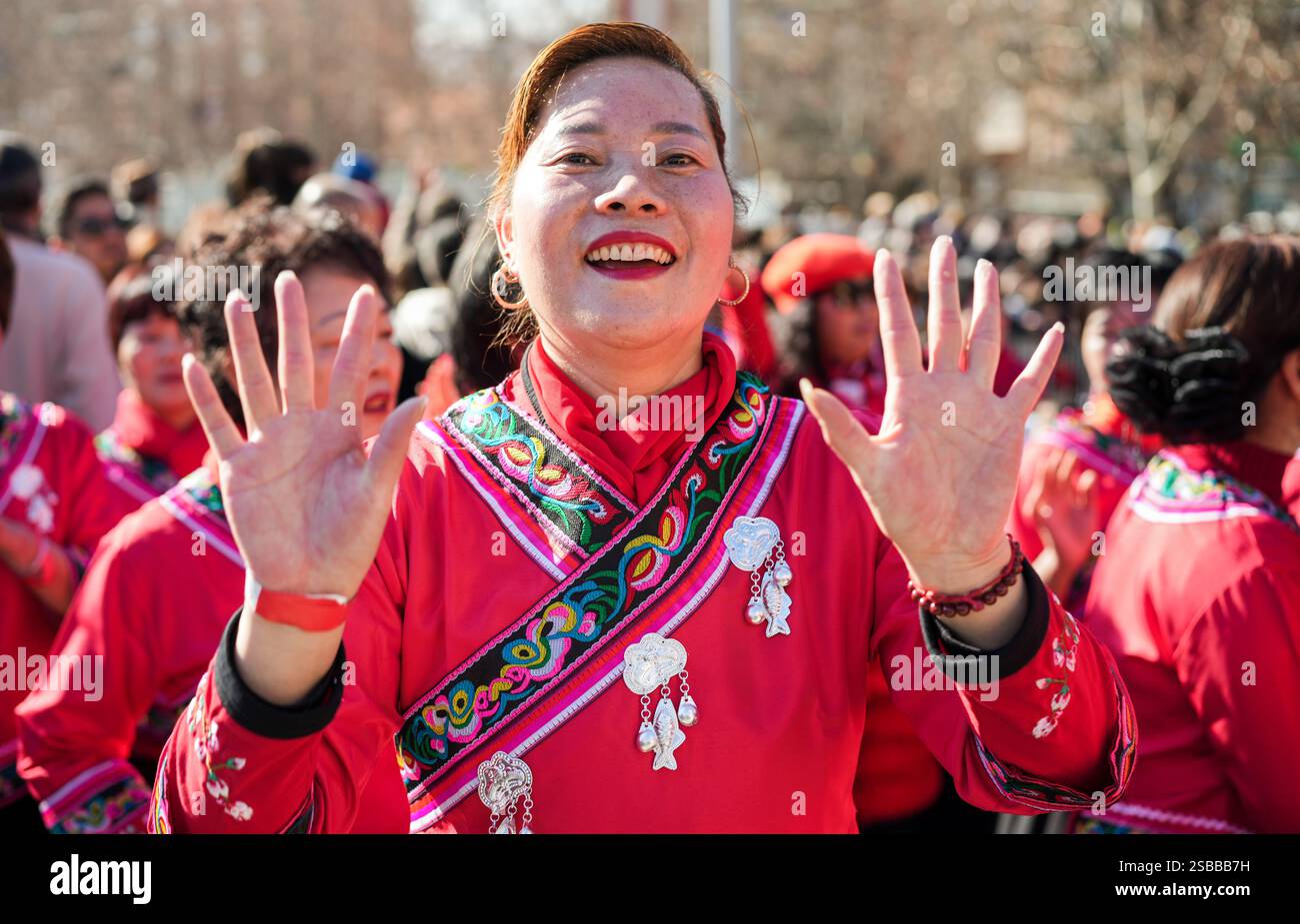 Madrid, Espagne. 2 février 2025. Le défilé du nouvel an chinois est la principale célébration de la fête colorée de la communauté chinoise dans le quartier UserA, le Chinatown de Madrid. Artistes chinois, danseurs et femmes vêtus de vêtements traditionnels et pour célébrer l'année du serpent. Un gros serpent est amené et animé par des danseurs de l’autre côté de la rue. Les Chinois montrent leur attitude enthousiaste et positive parmi une foule énorme de résidents et de touristes. Crédit : Roberto Arosio/Alamy Live News Banque D'Images