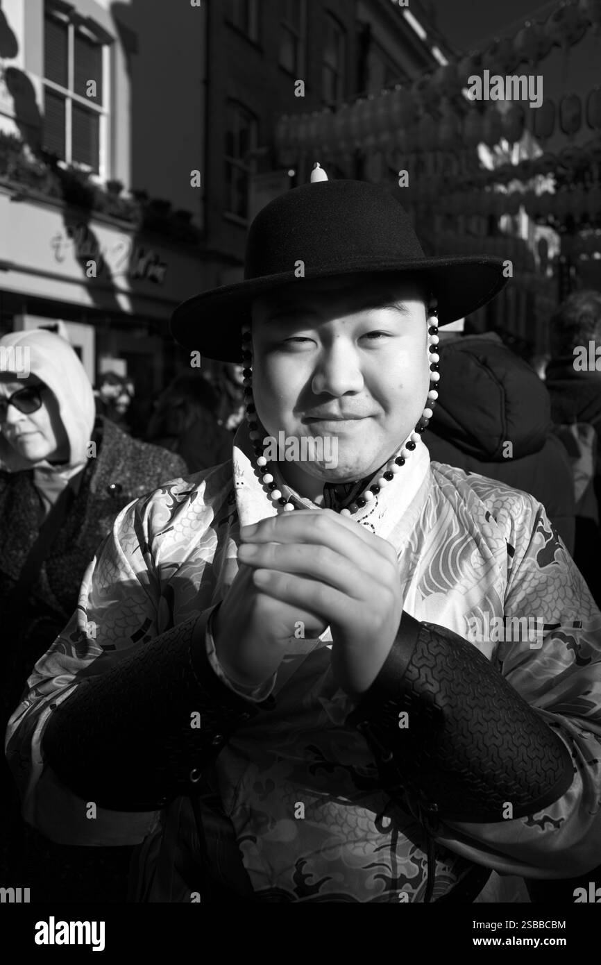 Homme portant une tenue traditionnelle célébrée lors des célébrations du nouvel an chinois à Londres Banque D'Images