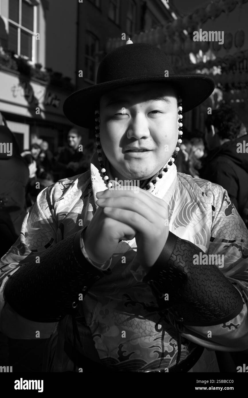 Homme portant une tenue traditionnelle célébrée lors des célébrations du nouvel an chinois à Londres Banque D'Images